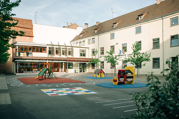 Cour d'une école maternelle avec jeux pour enfants
